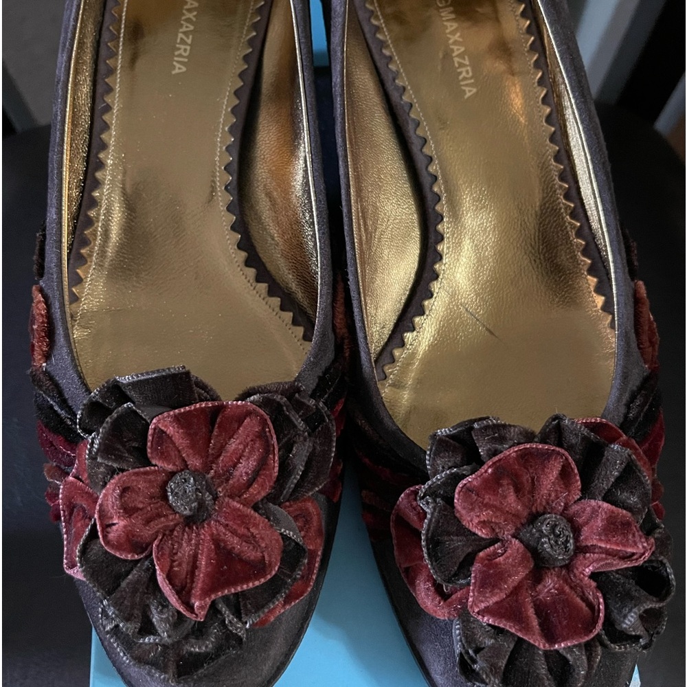 BCBGMAXAZRIA  Low heels pumps with Flowers
